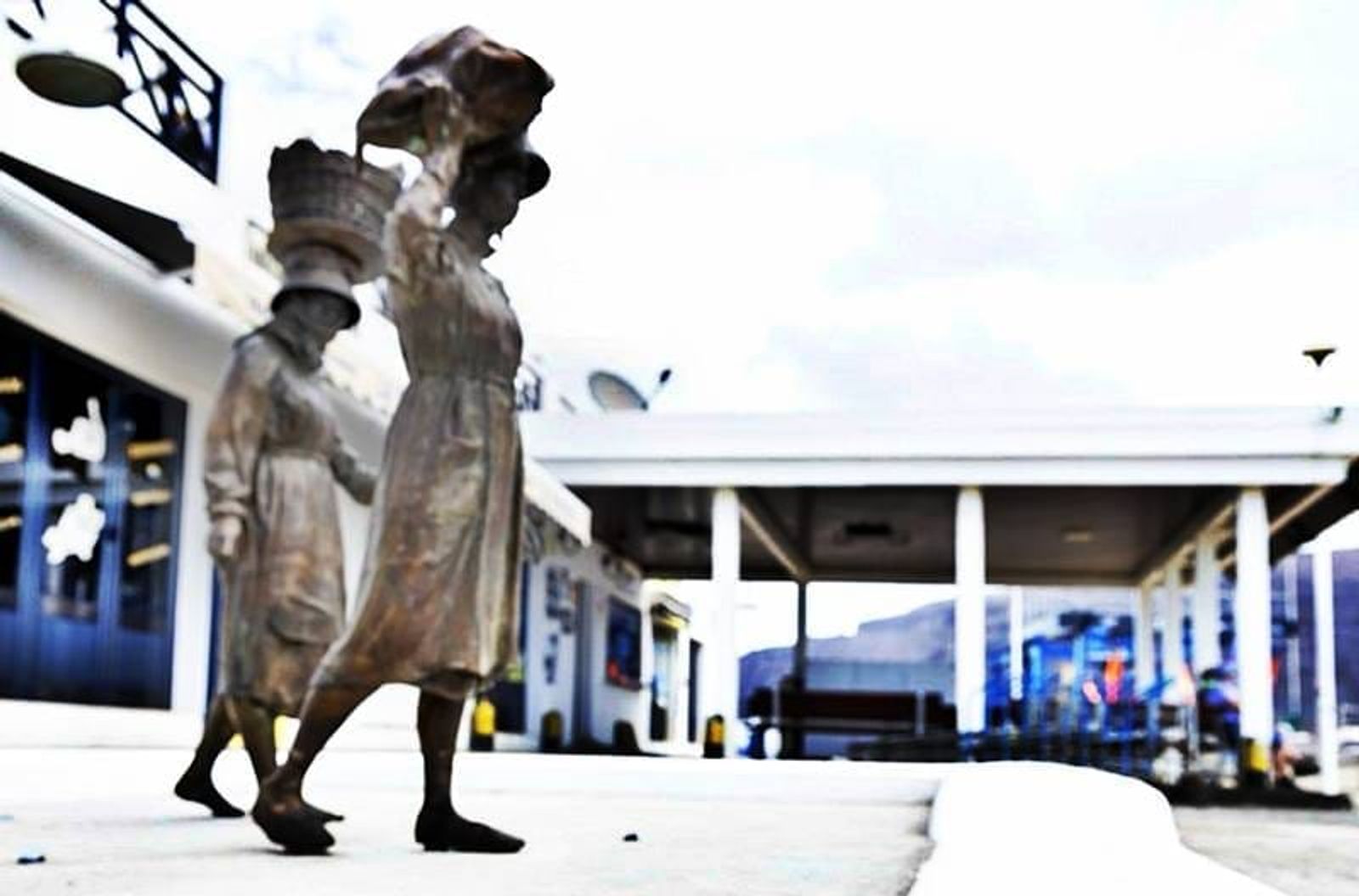 Teguise rinde homenaje a la mujer graciosera con la inauguración de un conjunto escultórico