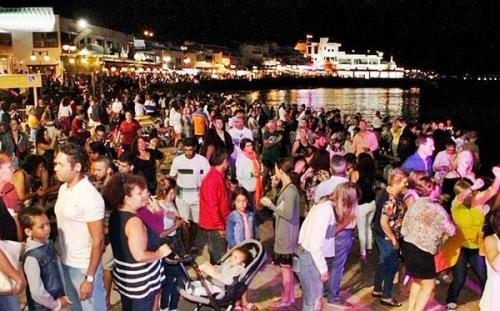 Playa Blanca celebra la noche de San Juan con música en directo junto al mar