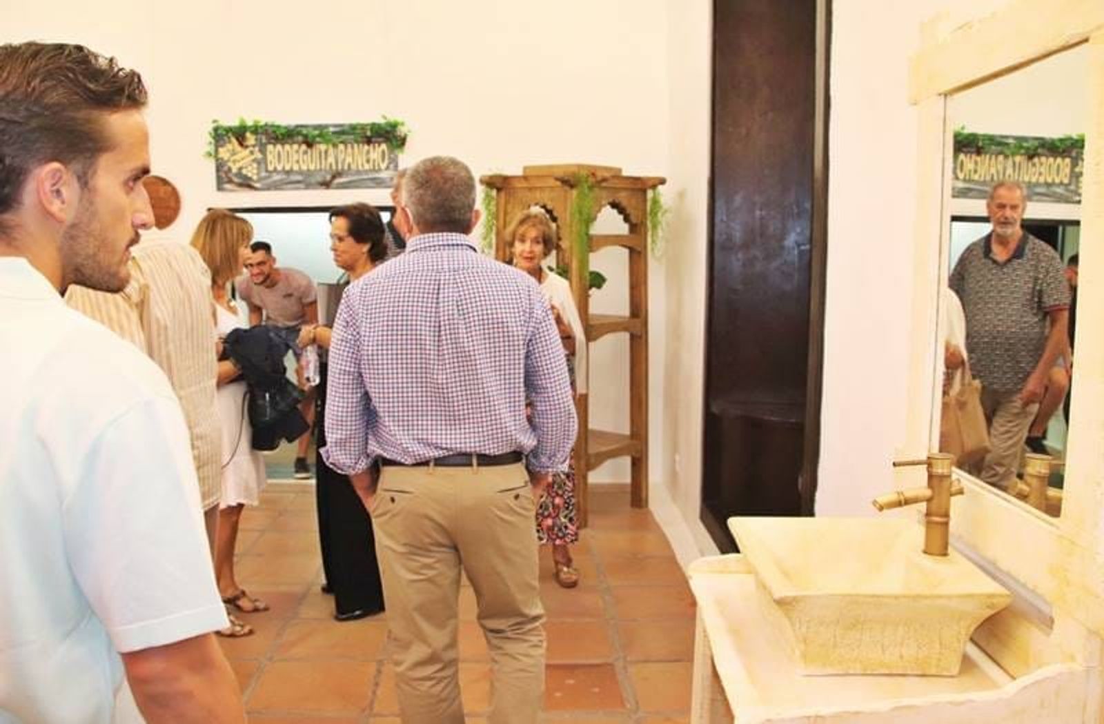 La exposición ‘Lámparas y muebles’ abierta en la Casa de la Cultura de Yaiza