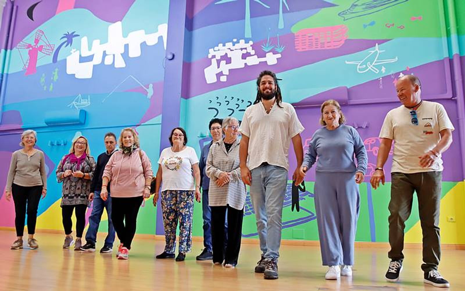 JUIN y los mayores de Puerto del Carmen estrenaron el mural ‘Viaje en el tiempo’