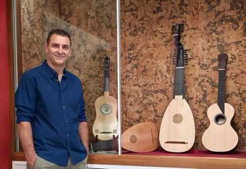‘Madera de Luthier’: El Arte de Paco Dorta Paco Dorta, único artesano de Canarias y vecino de Haría