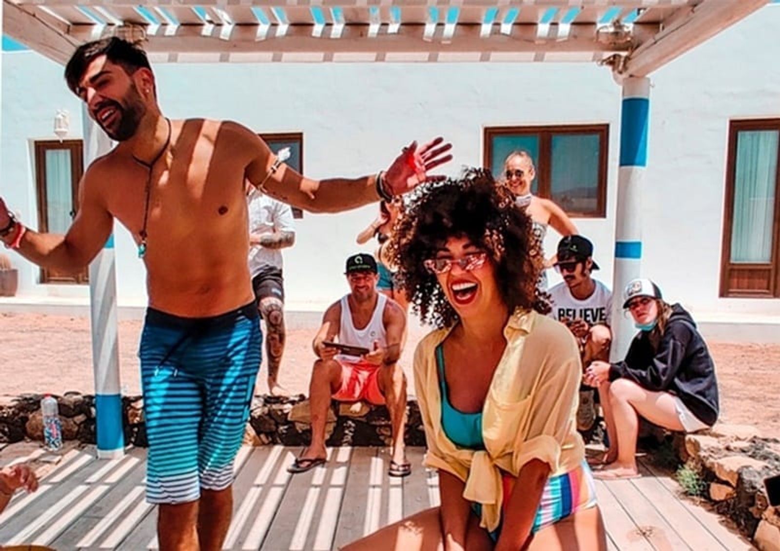 El Vega celebra el Día de Canarias con el estreno del polémico videoclip rodado en La Graciosa