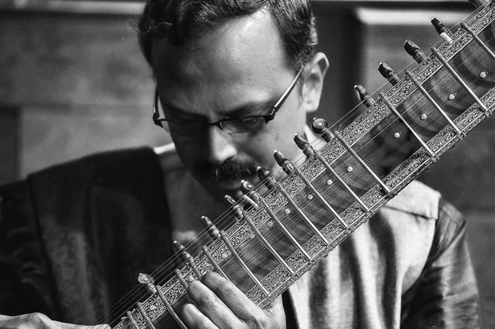 El reconocido Subrata De ofrece un recital sitar en la Cueva de los Verdes