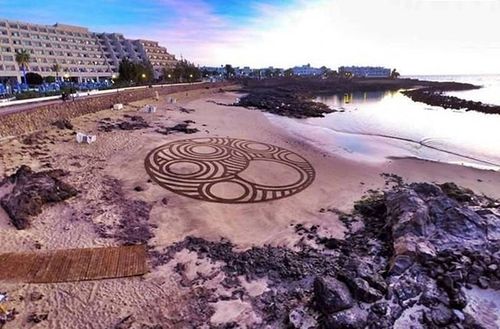 La lucha contra la depresión tras las espectaculares creaciones en las playas de Lanzarote