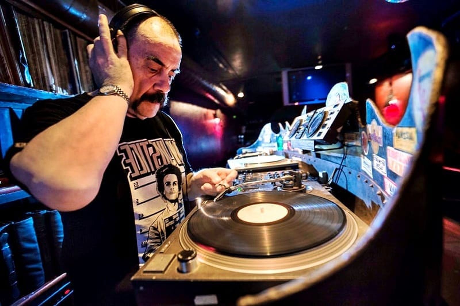 Dj Floro: “El poder está en ellas, sin las mujeres no habrá una auténtica revolución