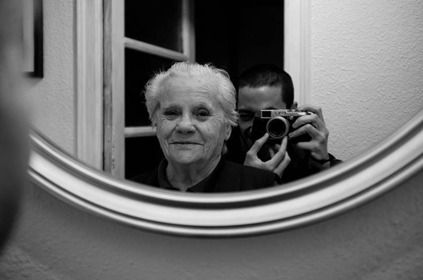 ‘Bordar el pasado con el futuro’, exposición fotográfica que reflexiona sobre la ternura