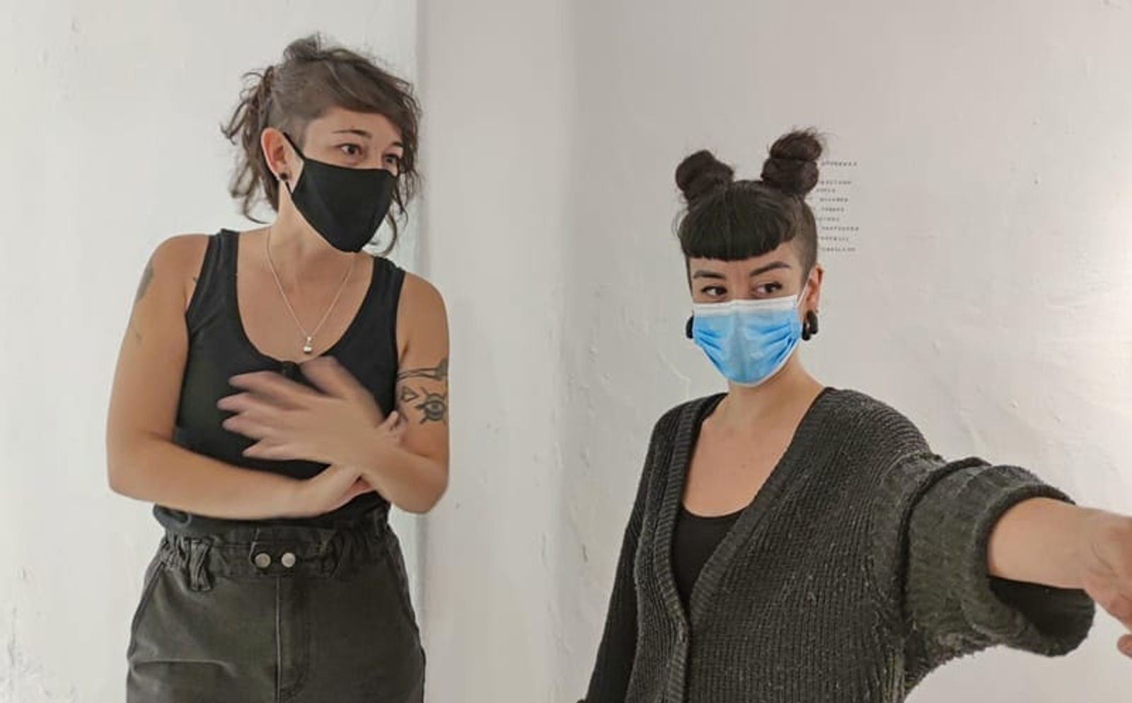 Inaugurada ‘Pasa la palabra, hermana’, exposición que recoge los últimos trabajos de Emma López-Leyton y Sara GDM
