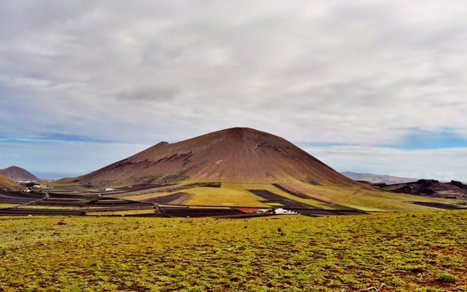 Geoparque Lanzarote organiza una actividad de senderismo y cuentacuentos alrededor del Volcán de Tamia