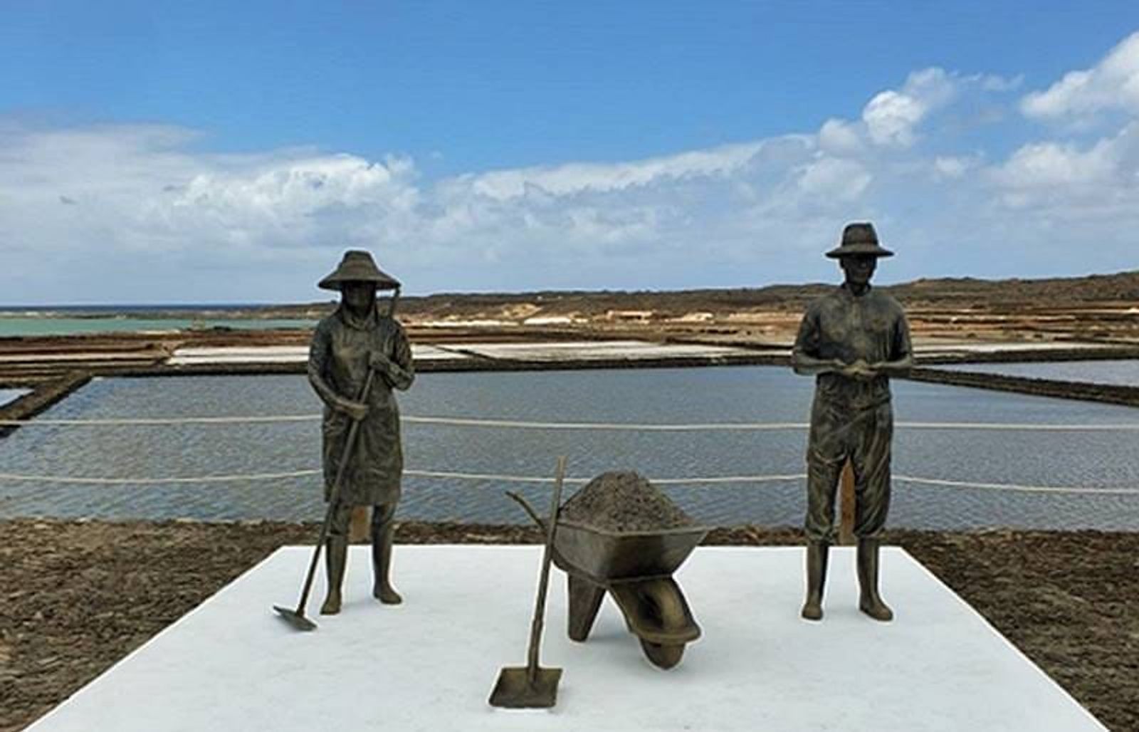 Un conjunto escultórico homenajea a los salineros y salineras de Janubio