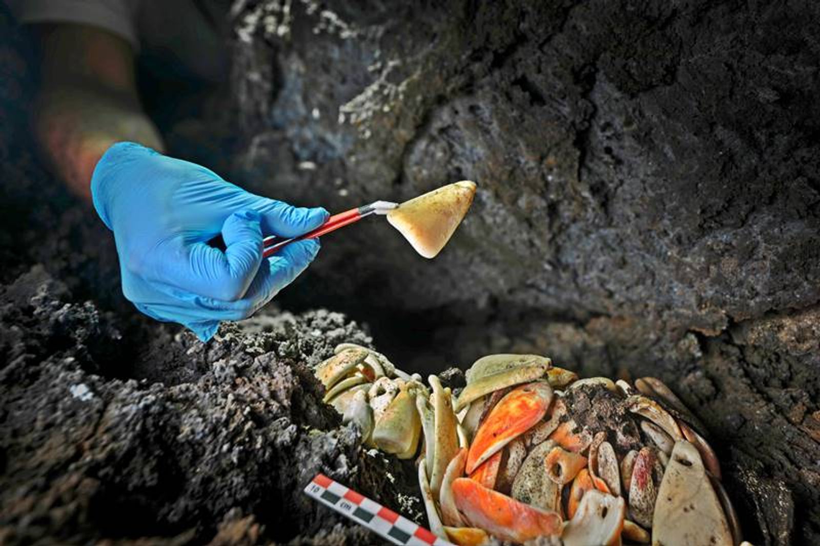 Hallan colgantes de más de un milenio de antigüedad