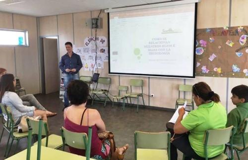 En marcha el programa Educar en Familia en Playa Blanca con un taller sobre límites y escucha activa