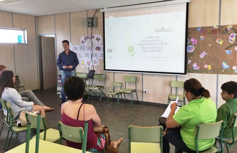 En marcha el programa Educar en Familia en Playa Blanca con un taller sobre límites y escucha activa
