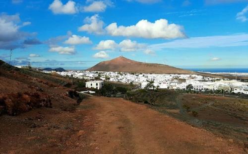 En marcha una nueva red de senderos para descubrir el patrimonio y los volcanes de San Bartolomé