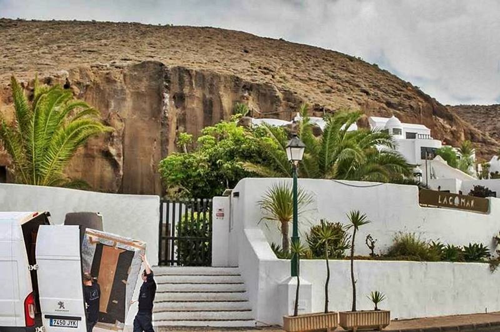 Encuentran un cuadro de Dalí en unas de las cuevas de LagOmar