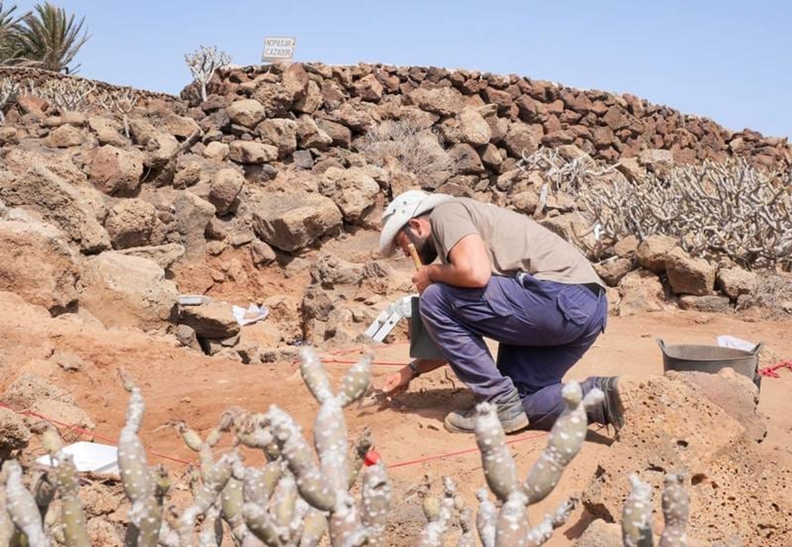 Excavan un tubo volcánico dentro de una casa honda en el sur de Lanzarote