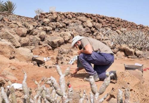 Excavan un tubo volcánico dentro de una casa honda en el sur de Lanzarote