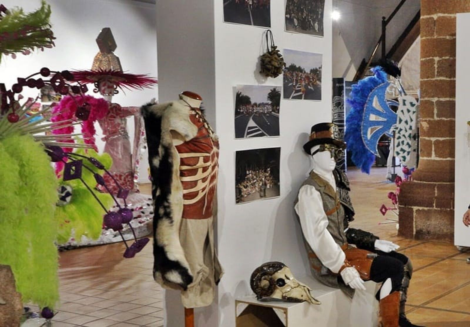 Teguise rinde homenaje al carnaval con dos exposiciones