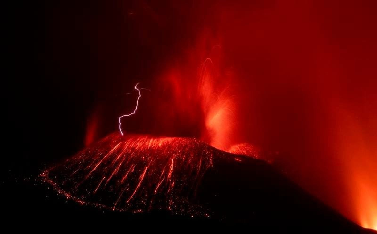 El fotógrafo Eduardo Nave presenta este miércoles su trabajo sobre la erupción de La Palma