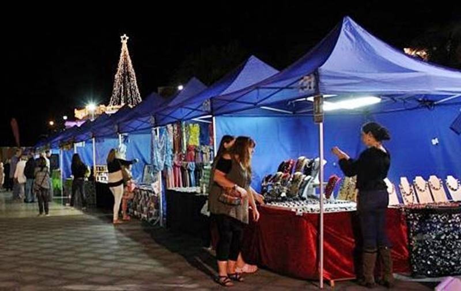 Tías abre la II Feria de Artesanía Navideña con música, tradición y gastronomía