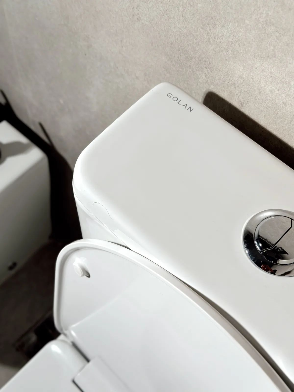 Mochila del inodoro Icon blanco con el pulsador cromado y el logotipo GOLAN