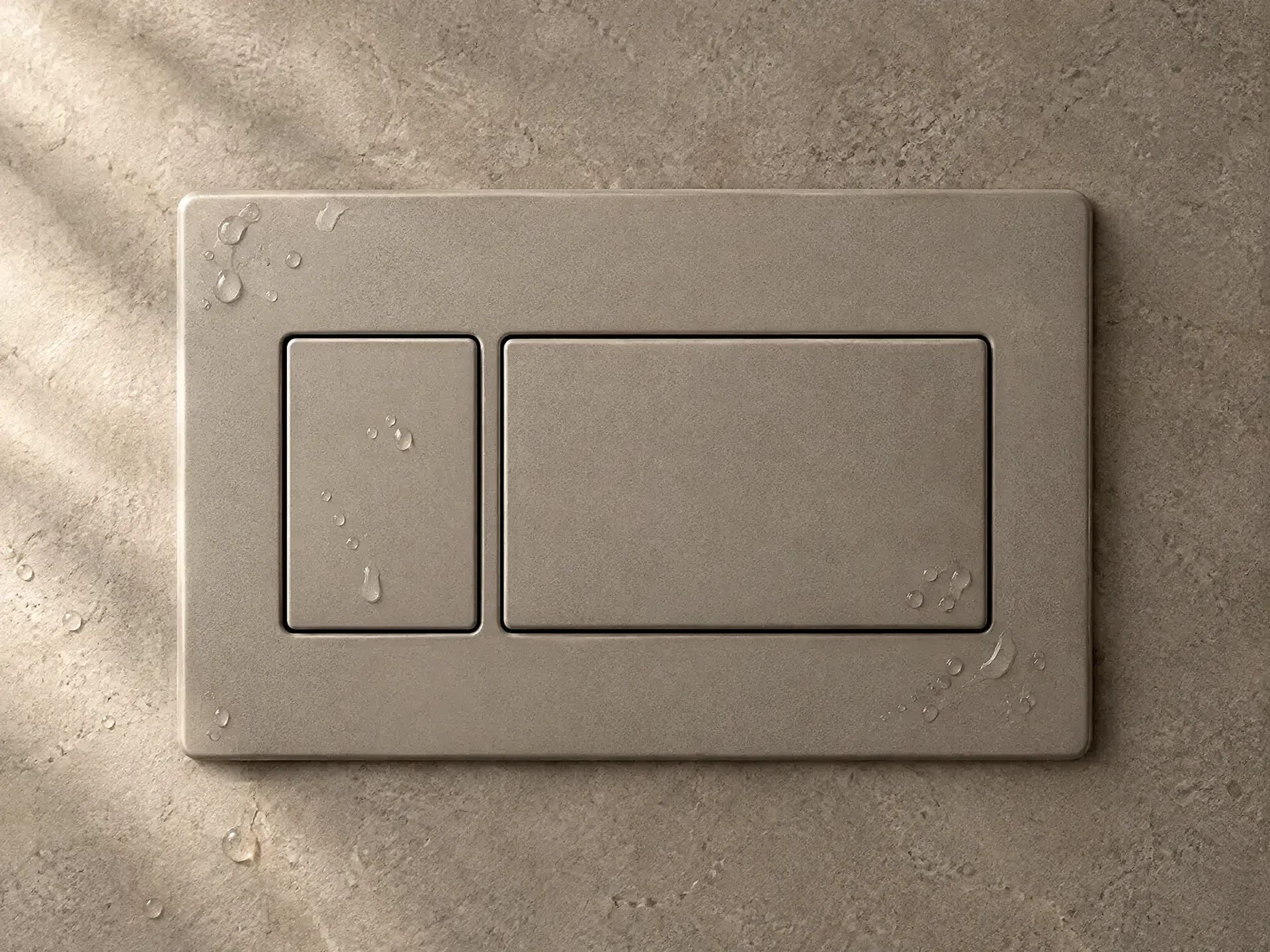 Ilustración: placa de descarga genérica con un botón chico y uno grande, con gotas de agua, sobre una pared de piedra clara