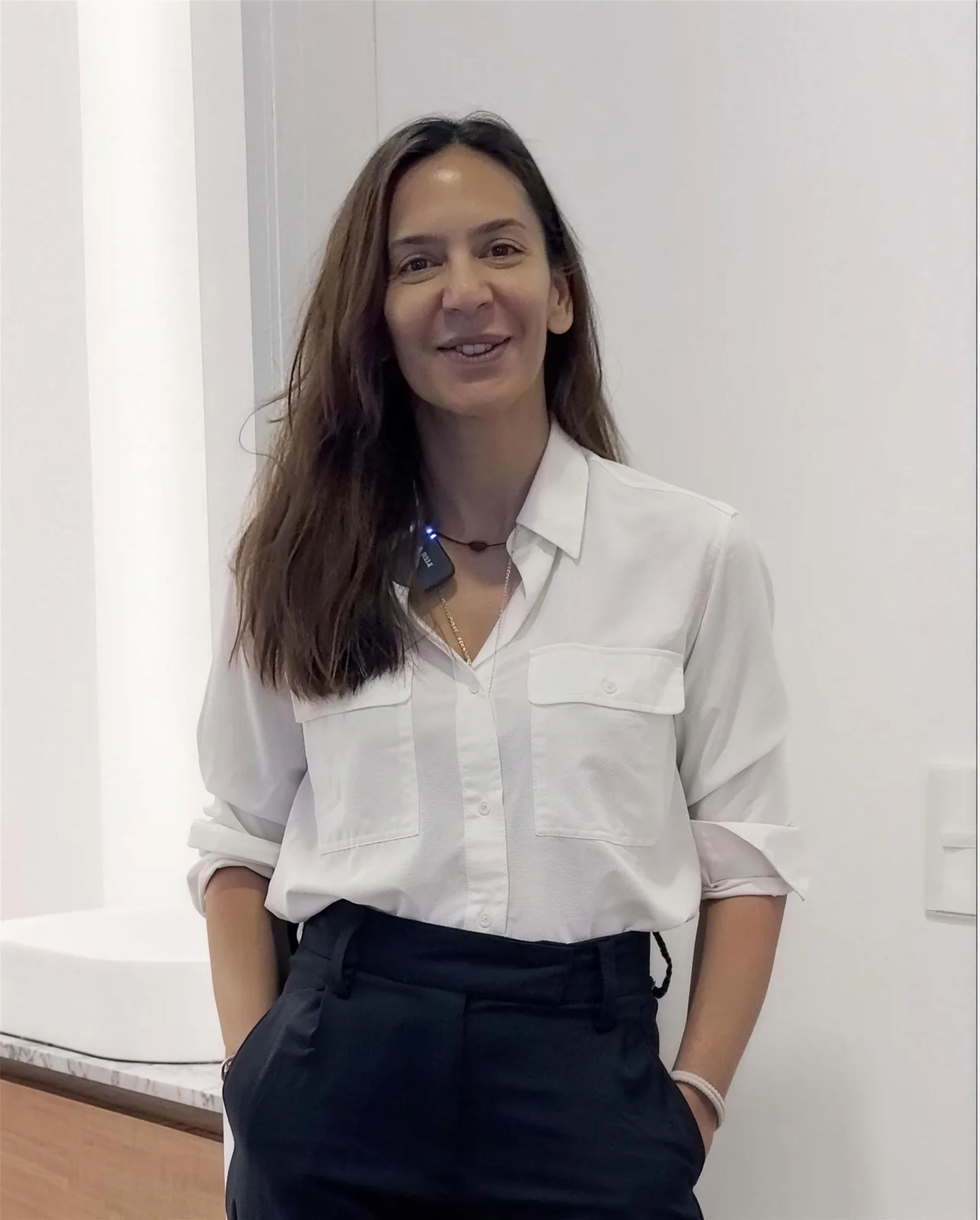 Arq. Celeste Maneiro, de pie en uno de los baños de la obra