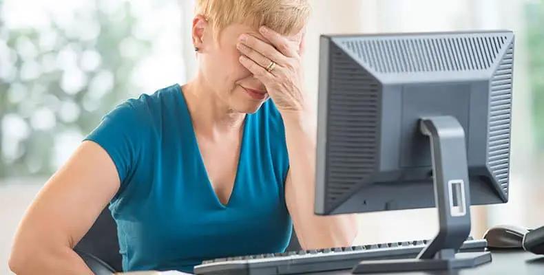 Mujer sentada frente al computador