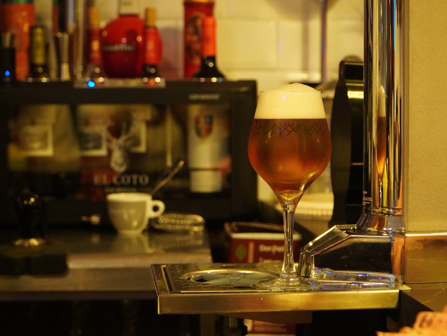Copa de cerveza artesana en el grifo