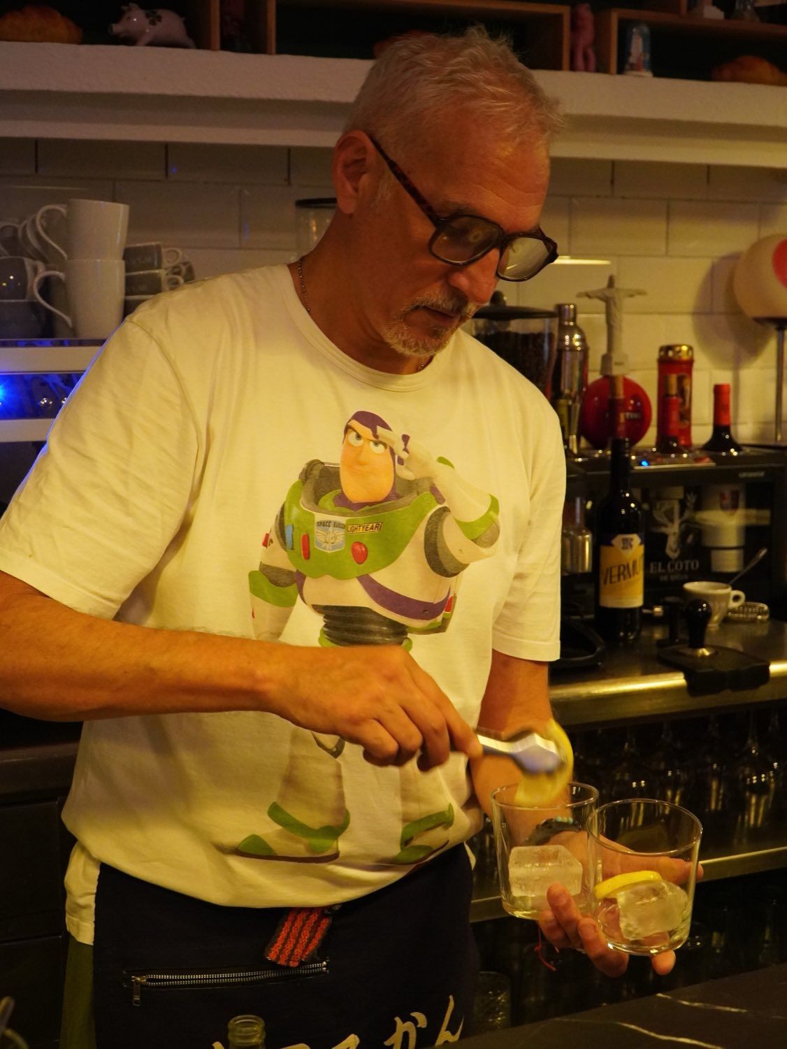Preparando un combinado detrás de la barra