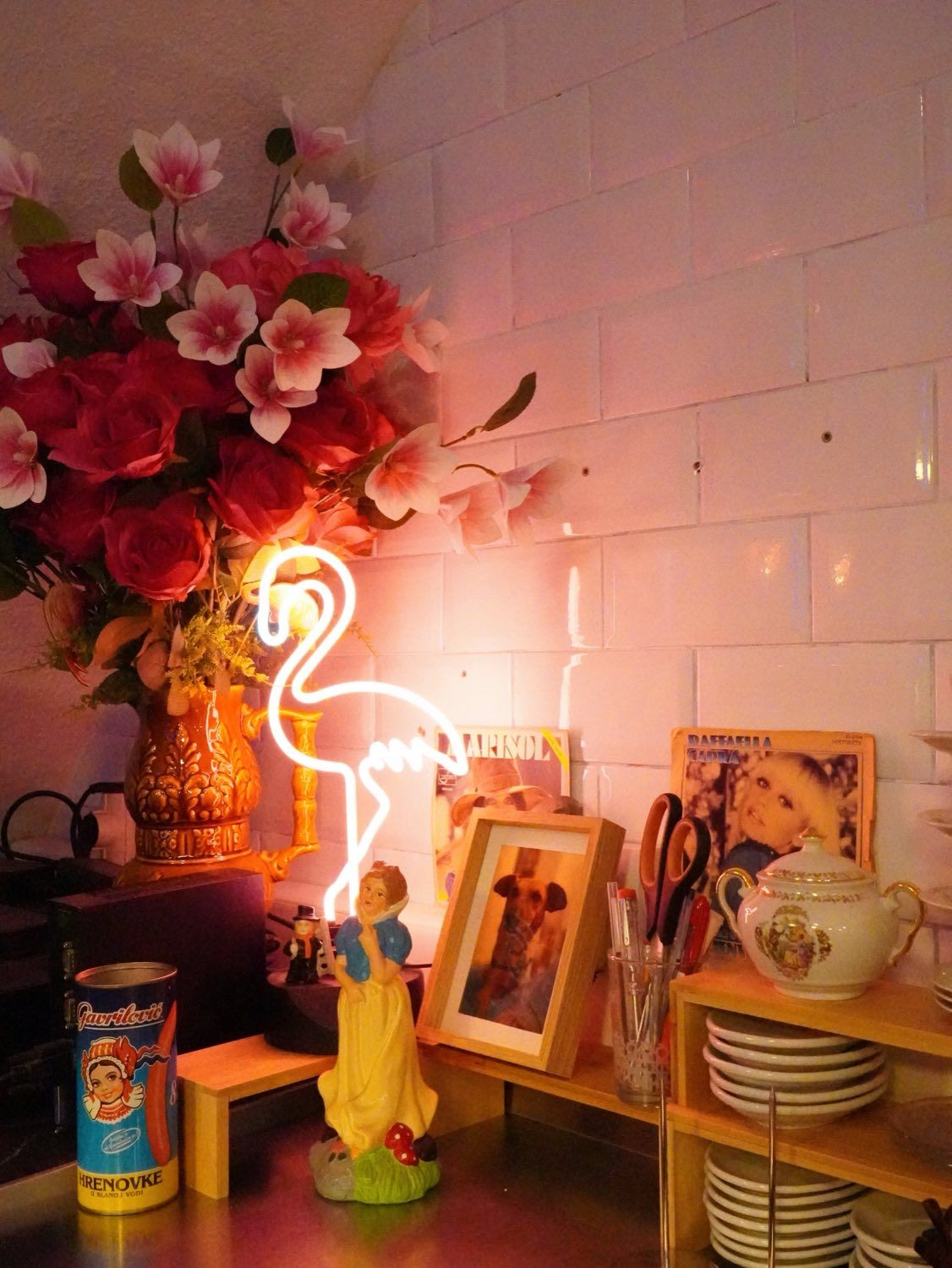 Detalle de la barra con flamenco de neón y flores