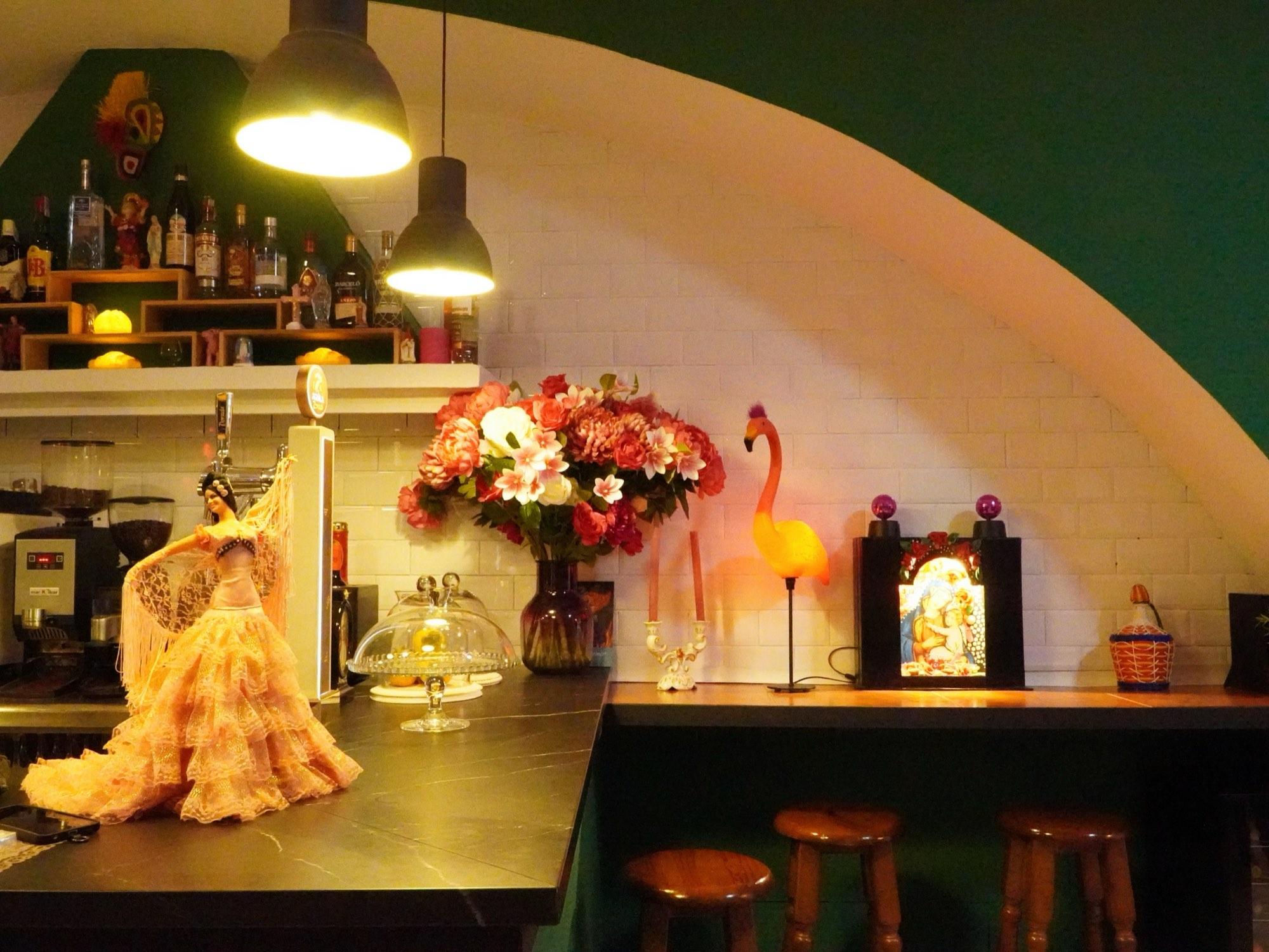 Interior de Ofrendas Clandestinas: barra con decoración kitsch y luz cálida