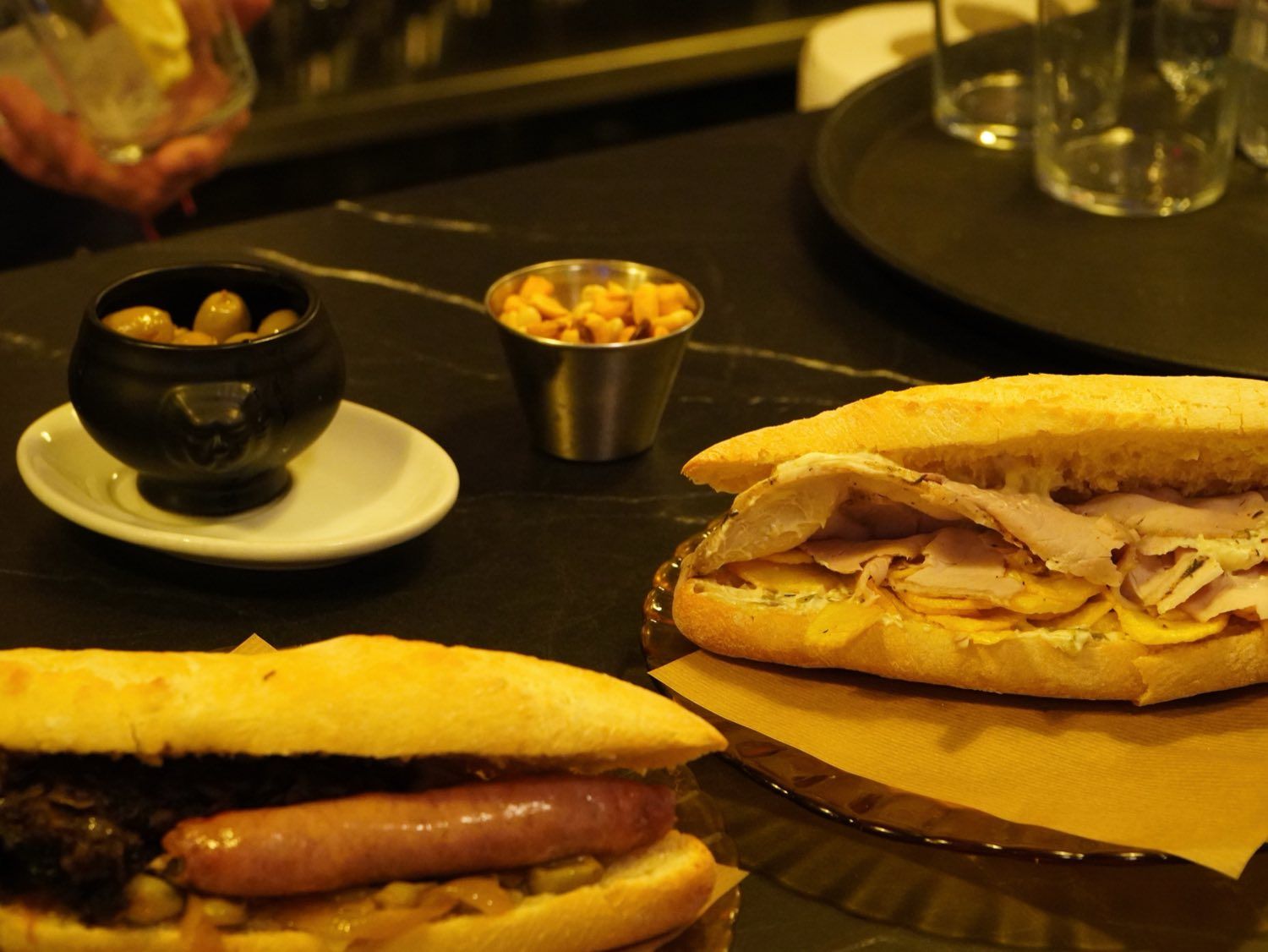 Bocadillos servidos en la barra