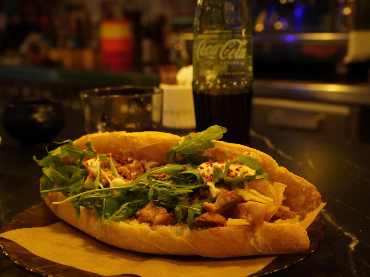Bocadillo gourmet con rúcula