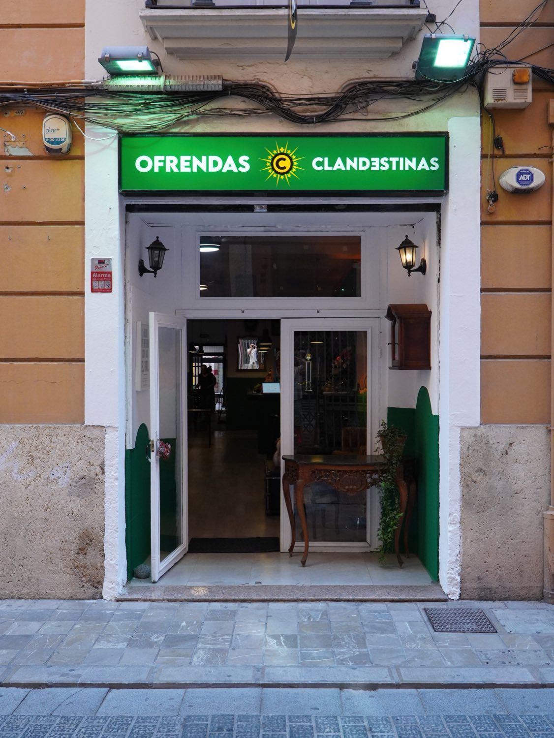 Fachada con el cartel verde iluminado