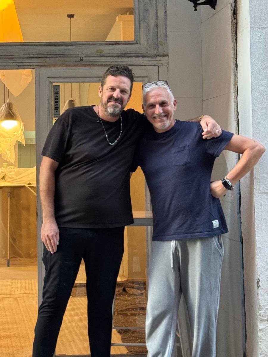 José y Gaspar en la puerta de Ofrendas Clandestinas