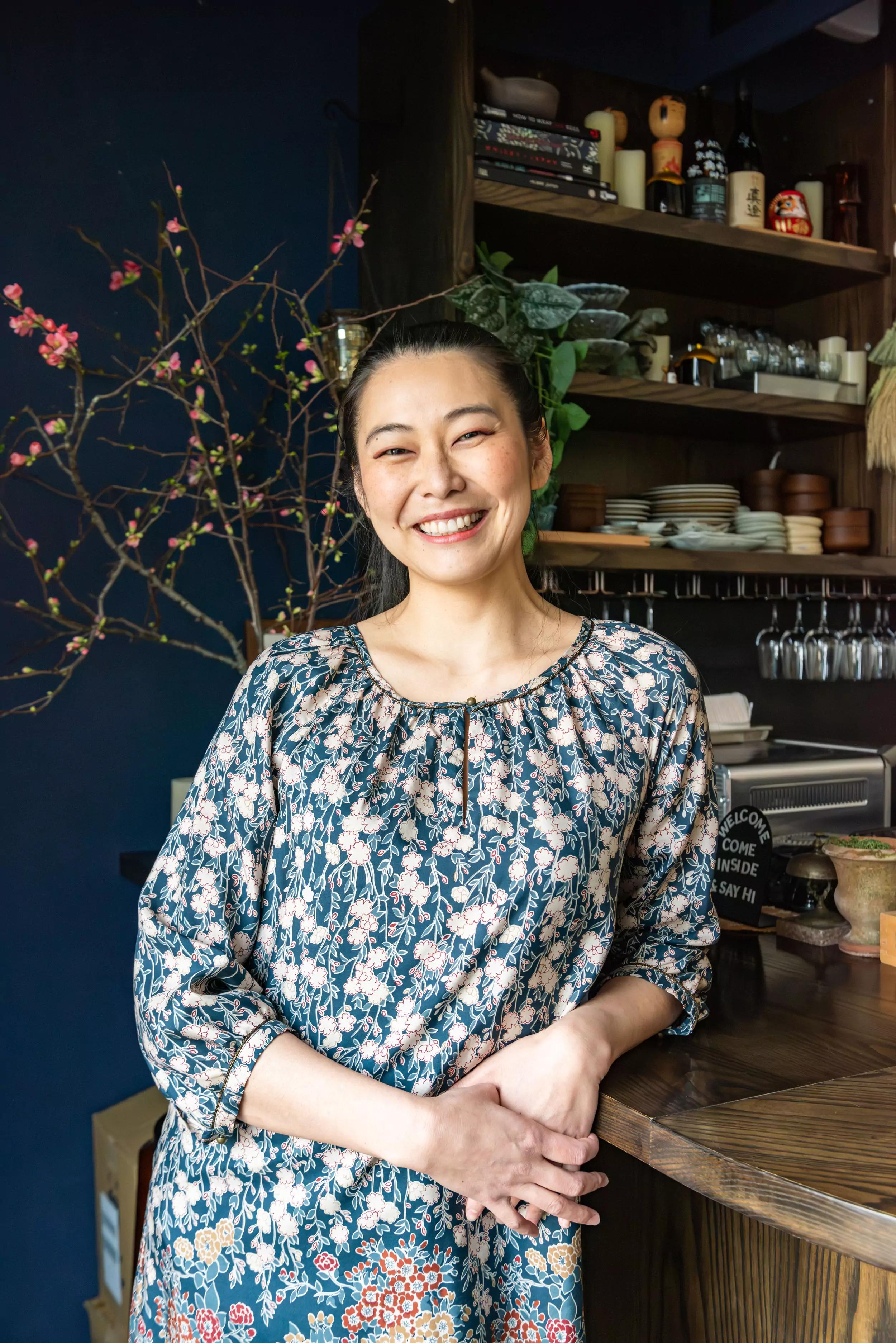 Image of Moe Kuroki next to a bar