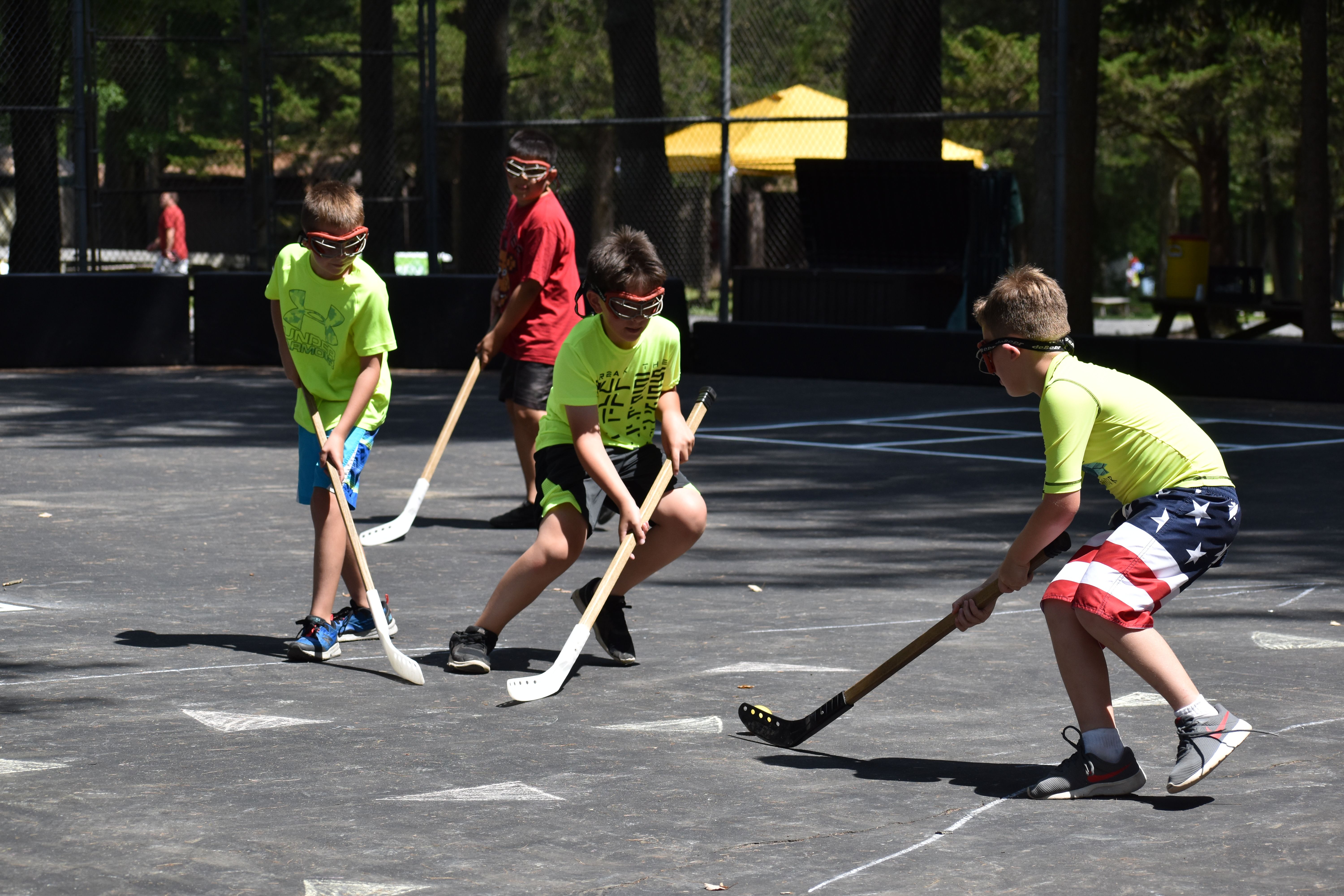 kids playing street hockey at Rambling Pines Day Camp