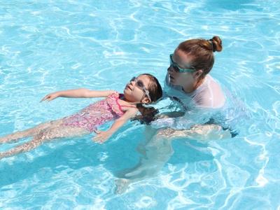 camper learning to swim at Rambling Pines Day Camp