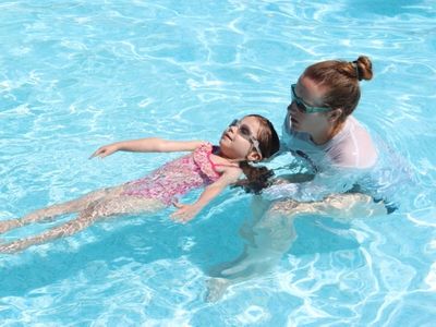 camper learning to swim at Rambling Pines Day Camp