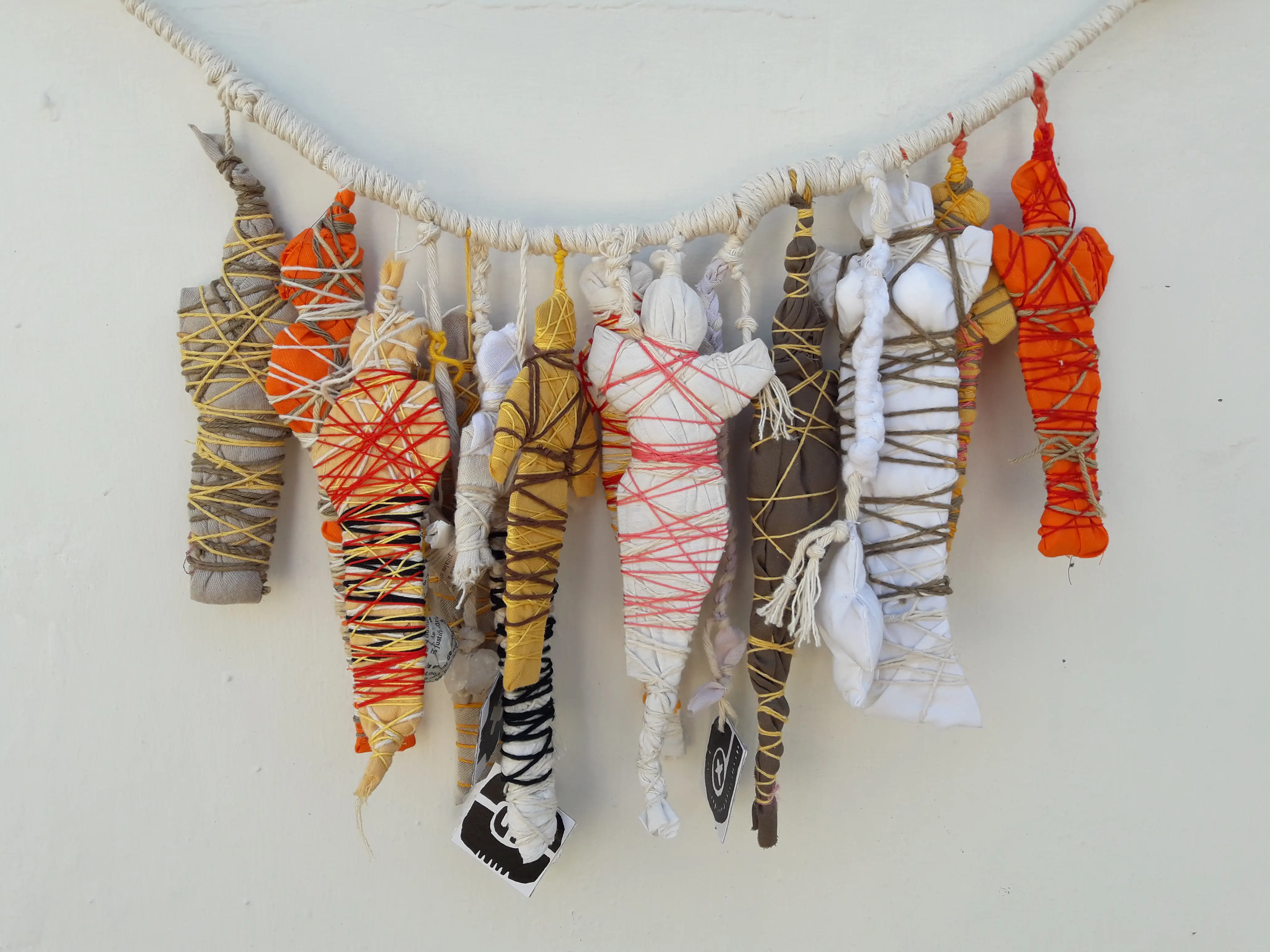 Ídolos resguardados para los doce meses III. De la serie JUNTARSE 113/30.000 