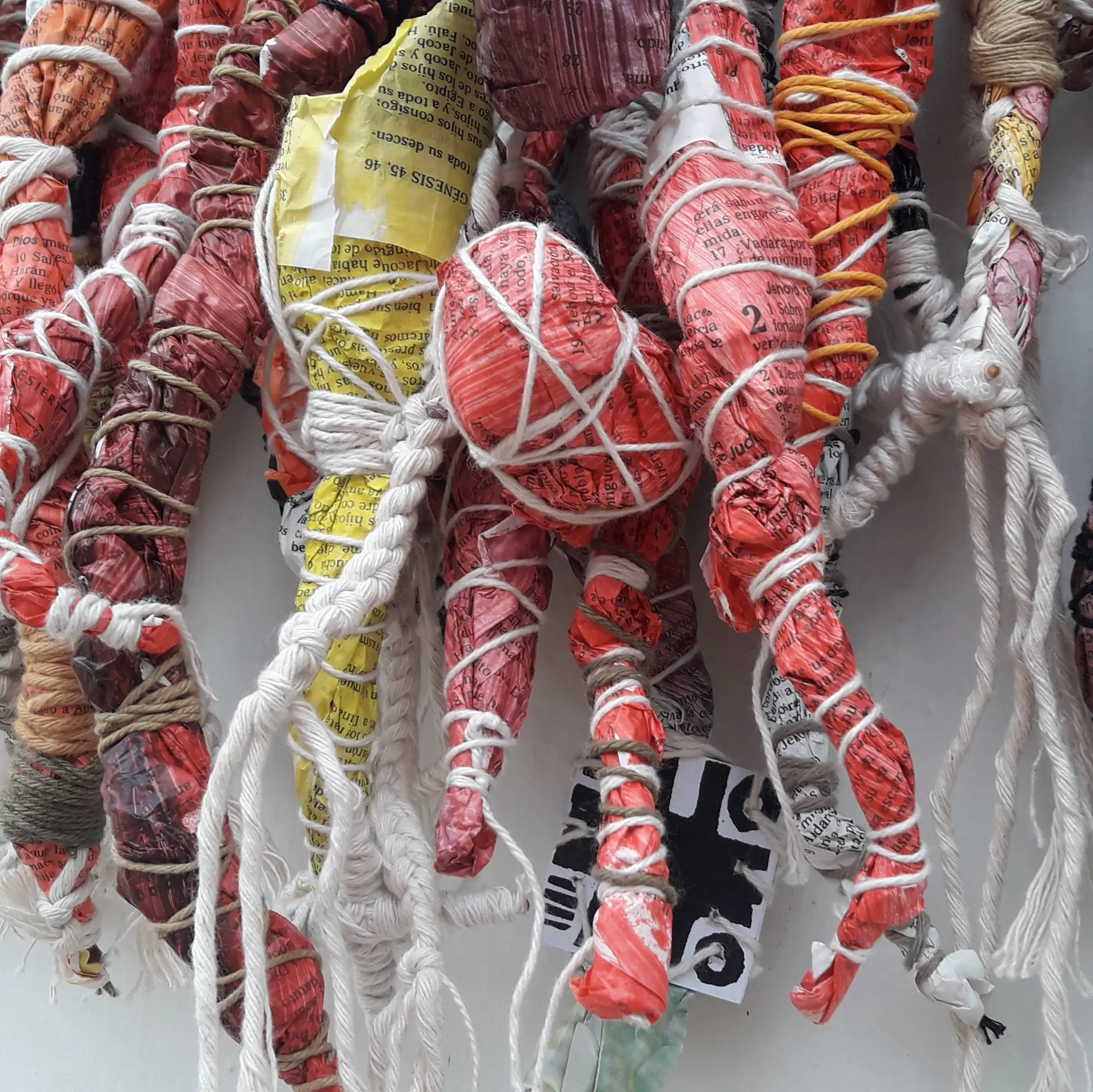 Ensayo de traducción, de libro a quipu. De la serie JUNTARSE 97/30.000