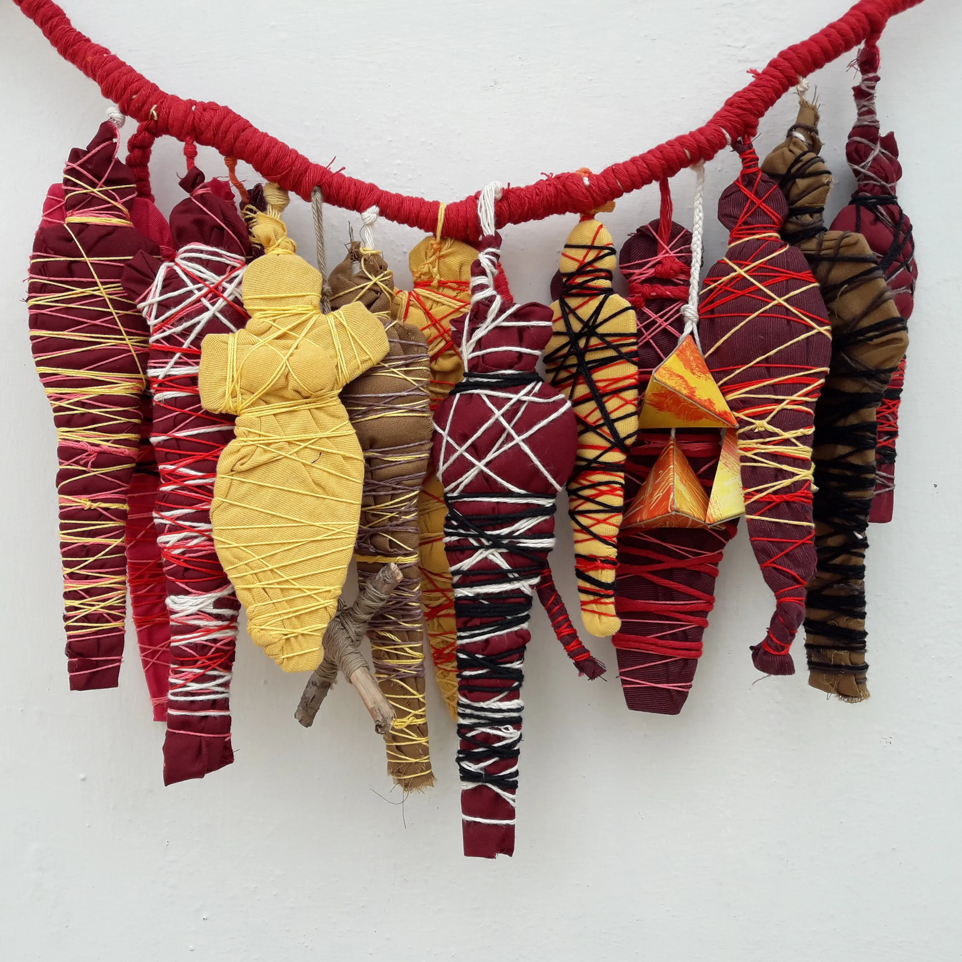 Ídolos resguardados para los doce meses II. De la serie JUNTARSE 112/30.000