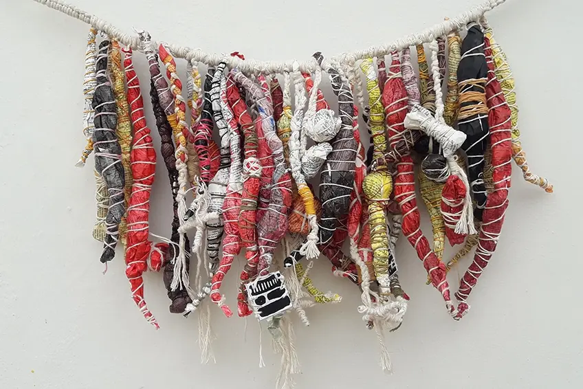 Ensayo de traducción, de libro a quipu. De la serie JUNTARSE 97/30.000