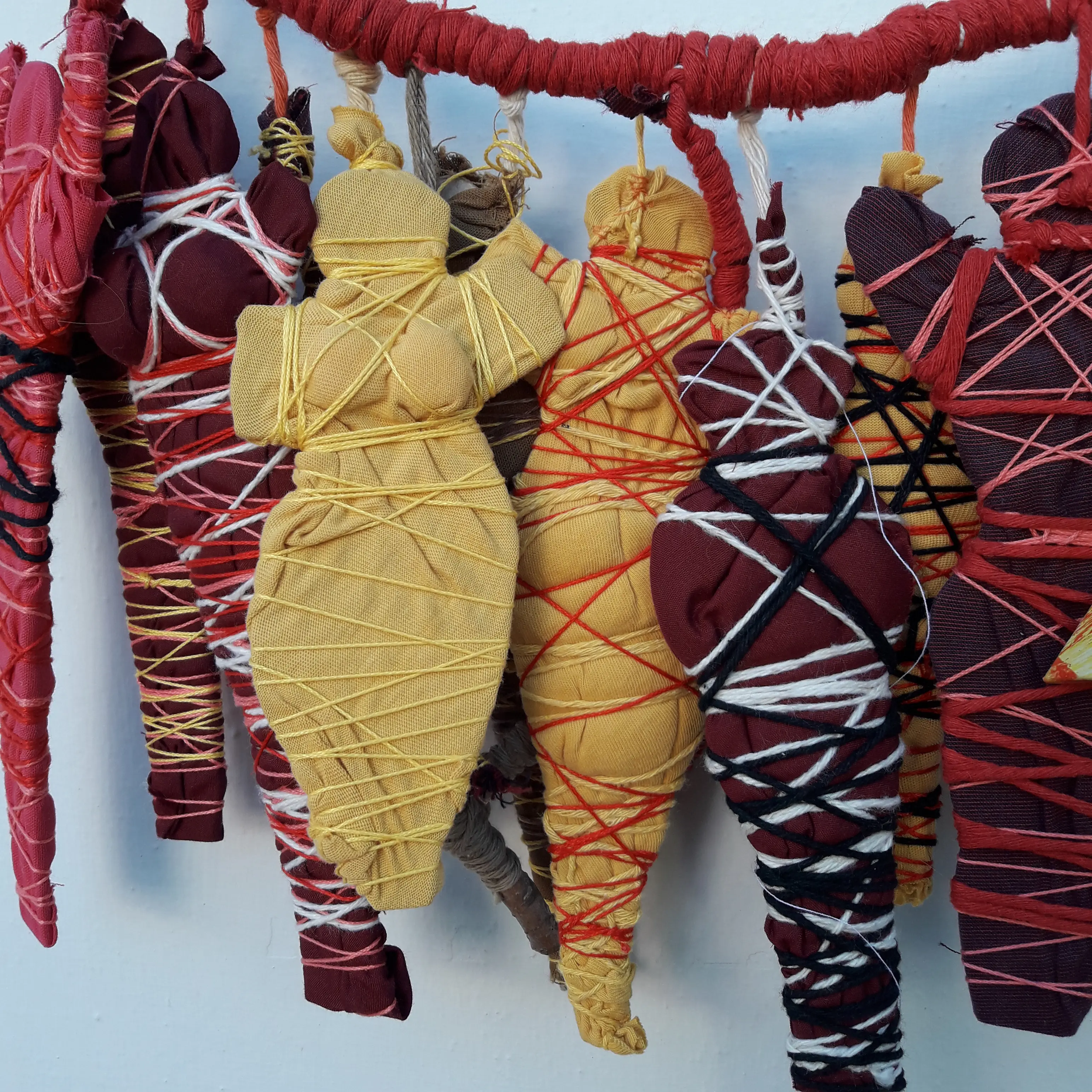 Ídolos resguardados para los doce meses II. De la serie JUNTARSE 112/30.000