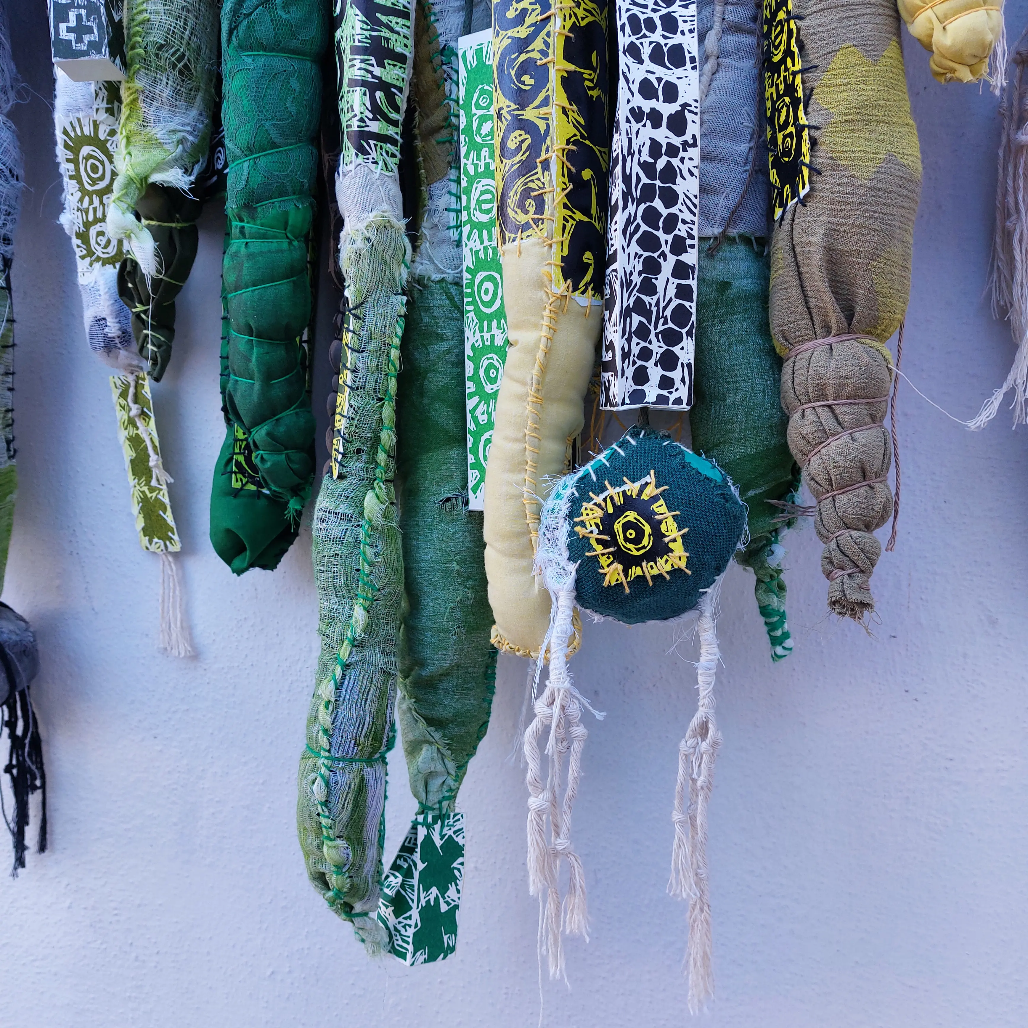 De memorias, homenajes, inscripciones. Detalle.