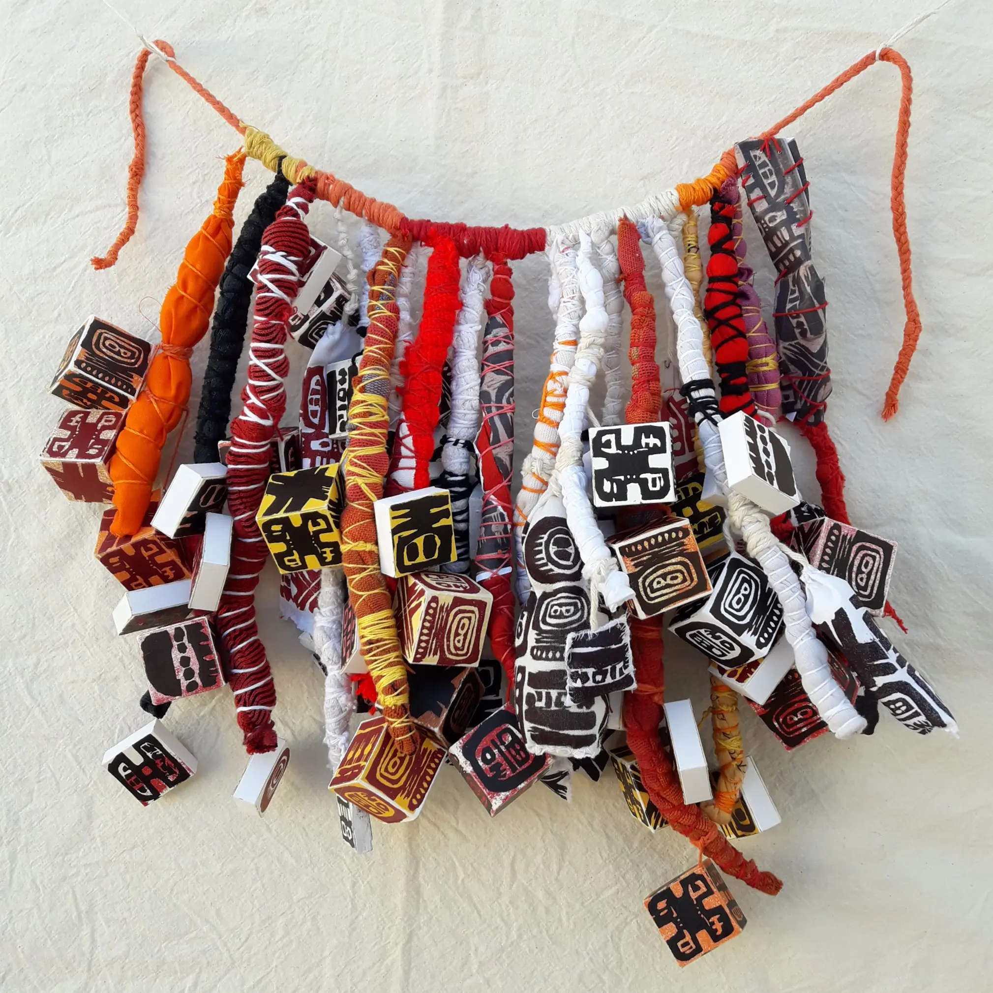 Obra única que incluye tacos xilográficos y la totalidad de las estampas realizadas con los mismos.