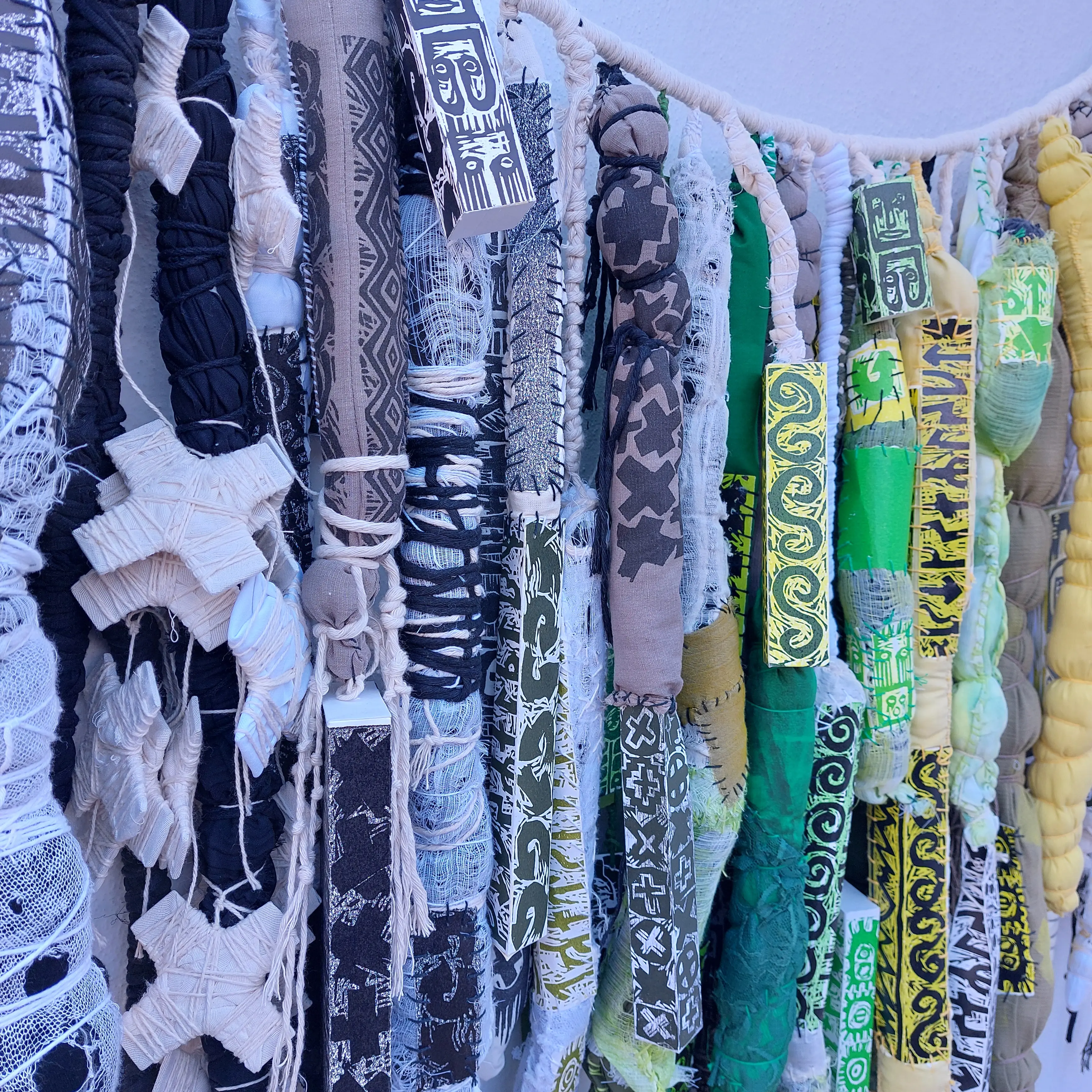 De memorias, homenajes, inscripciones.  Detalle.