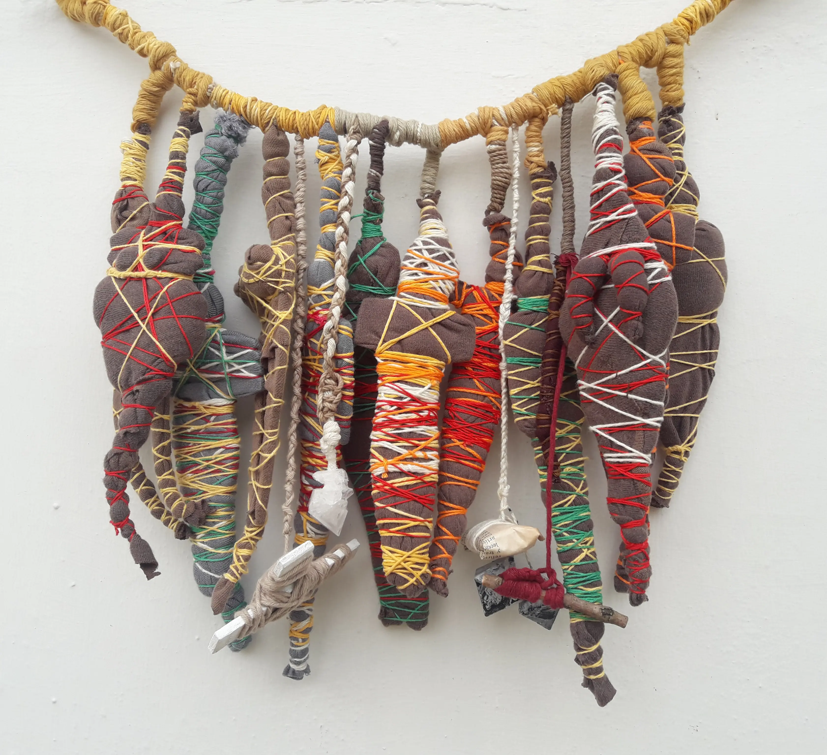 Ídolos resguardados para los doce meses. De la serie JUNTARSE 107/30.000