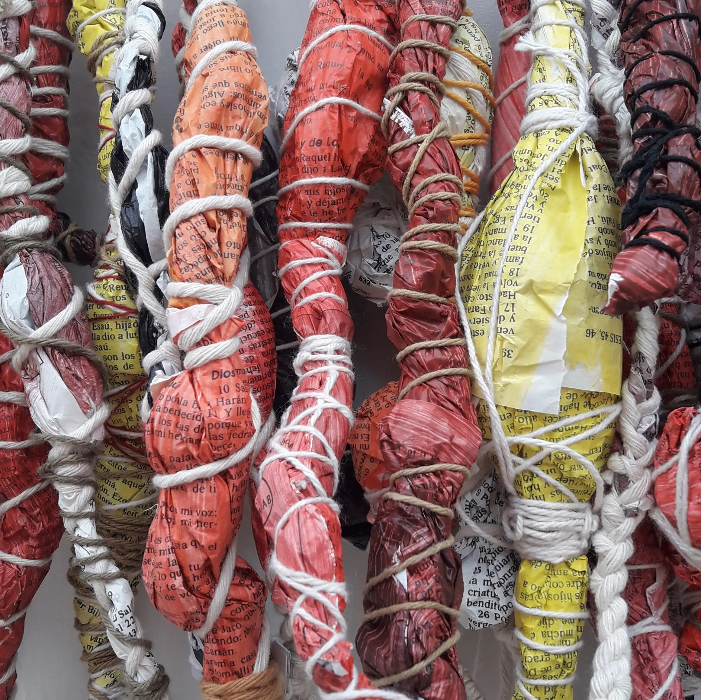 Ensayo de traducción, de libro a quipu. De la serie JUNTARSE 97/30.000