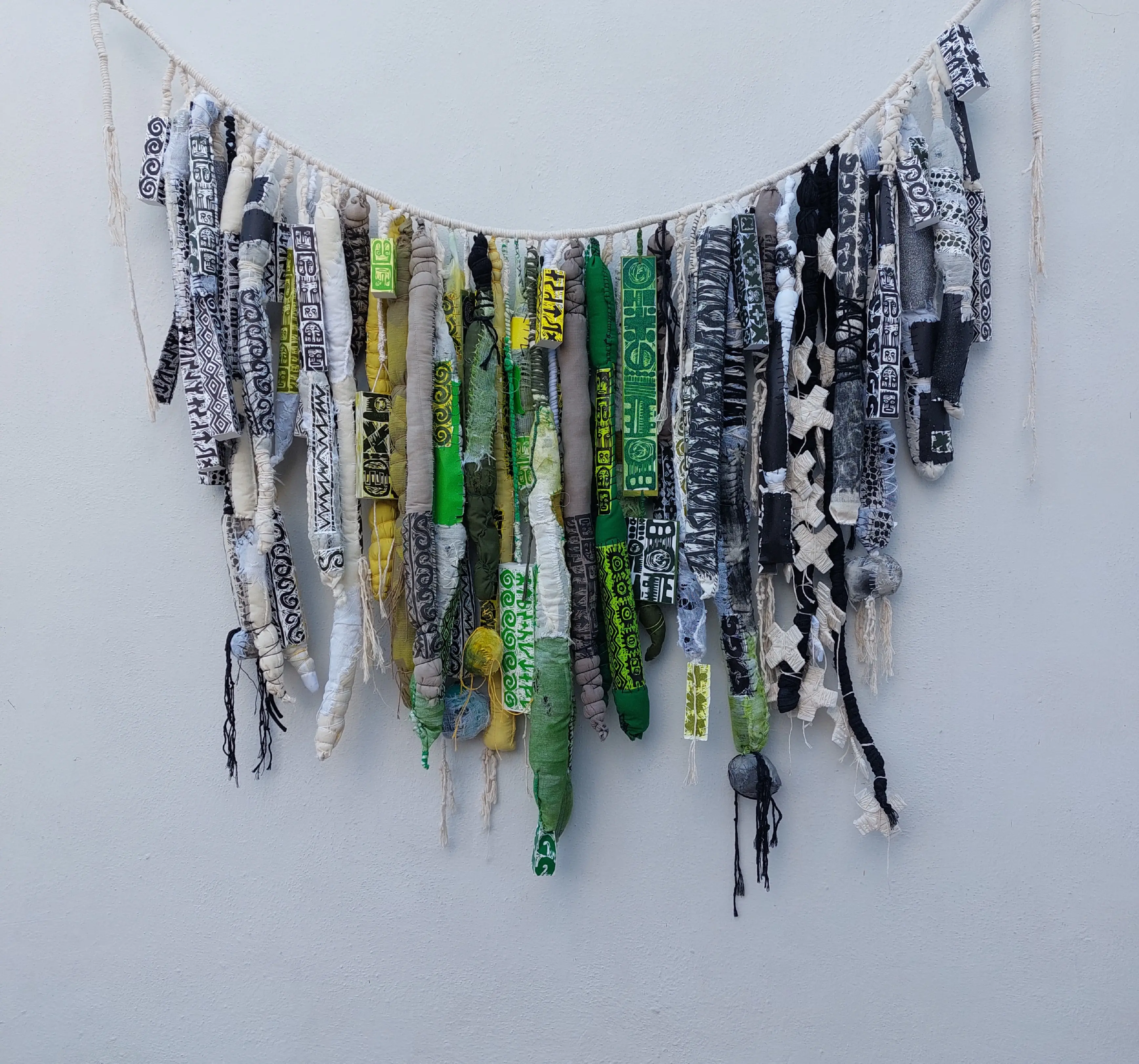 De memorias, homenajes, inscripciones.  De la serie JUNTARSE 137/30.000